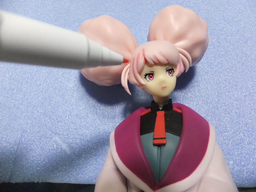 モールド部分も切れ目をグリグリ施工の確認に「クレオス ガンダムマーカー リアルタッチマーカー リアルタッチピンク1」を描き込んで塩梅を確認します😁