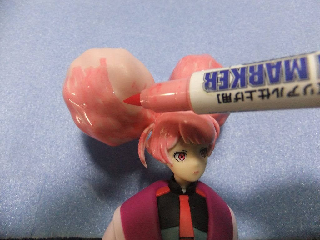 チュチュパイセンのチャームポイント(表面積が広し💦)が単色ですと明らかに安っぽさが漂いますのでリアルタッチマーカーで簡単グラデーションを行います。手始めにリアルタッチピンク1を全体に塗り込みます。