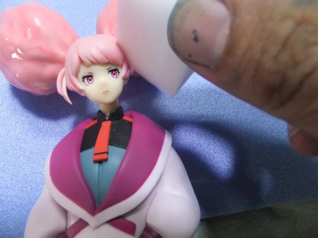 完全乾燥後に「メラニンスポンジ(百均アイテム)」で磨いて行きます。擦り過ぎたらリタッチして更に磨きます。