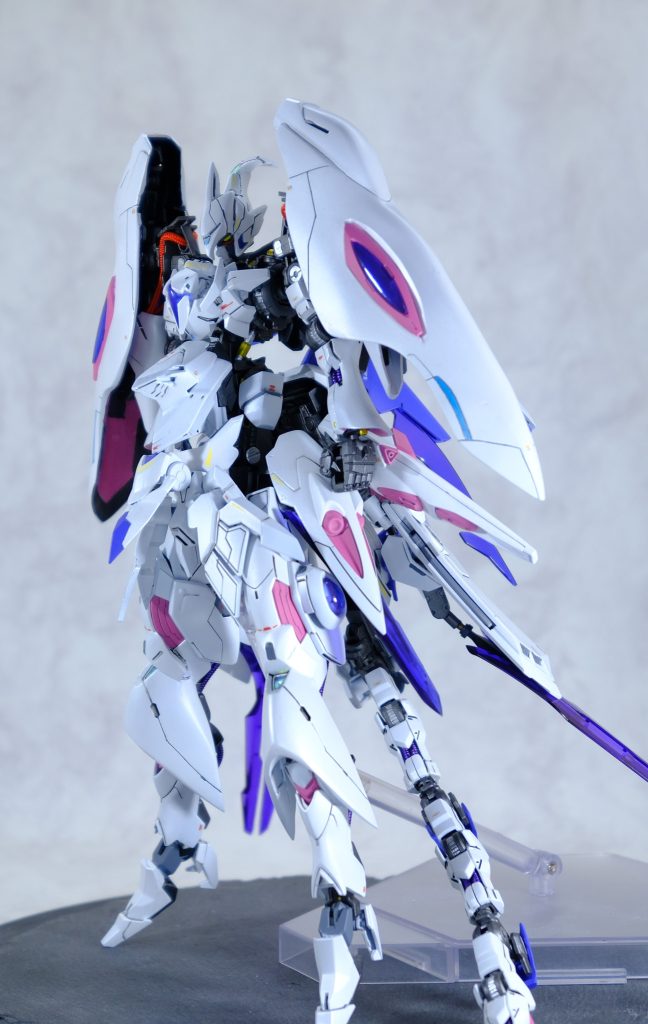 ガンダムフレームを二機分使った関係でかなりでかいです。普通にMGクラスのサイズになりました。モチーフはキュベレイ。自分なりに鉄血版のキュベレイを作るという感じでスタートしました。真面目にパテで造形するんは久しぶりで、苦戦しました。