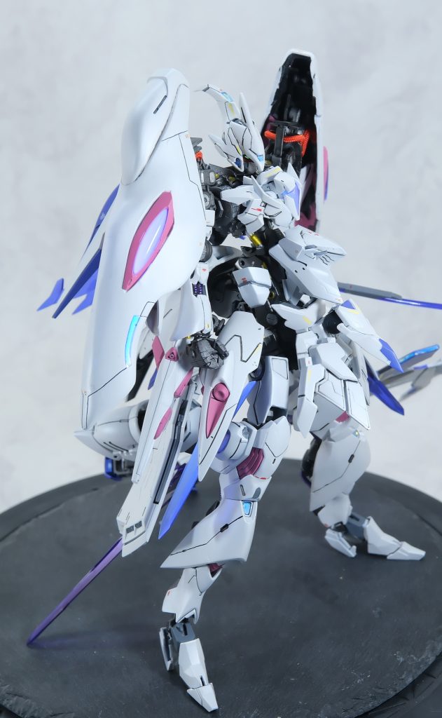 脚は滅茶苦茶細いですが、ギリギリ自立可能。