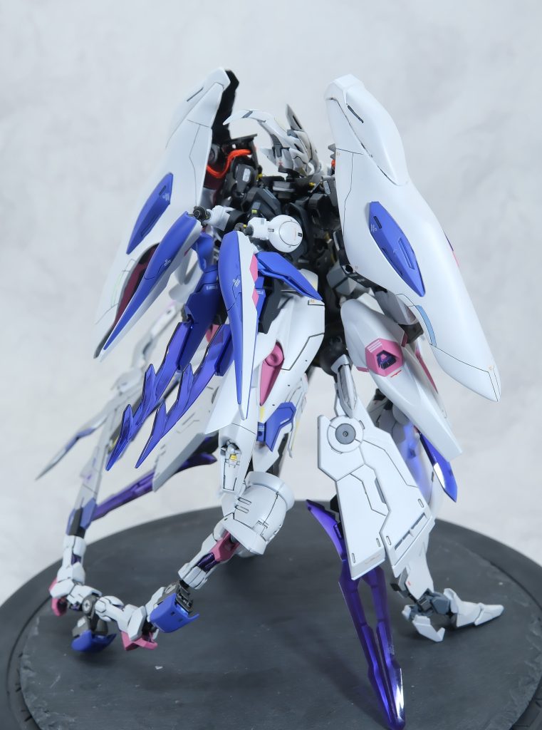 異形感が欲しかったので、シルエットは人間から結構外しています。超モデル体型。機体名のミレトゥスはどこぞの女神の名前から拝借。キュベレイも豊穣伸が元なので、似たようなマイナーな女神様から頂きました。また、若干悪いキャラクター性もお持ちなので、悪魔的な要素も踏まえています。