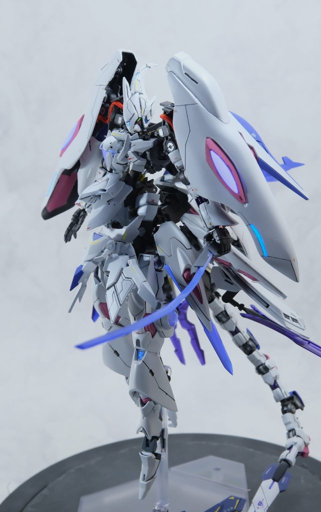 手持ちの武装は紫のGNロングタチ。別名、GNモノホシザオ本命は尻尾のGNシザーなので、あくまでおまけです。余談ですが、ランナーを削りまくって頑張って作りました。今回は結構スクラッチが多いですね。