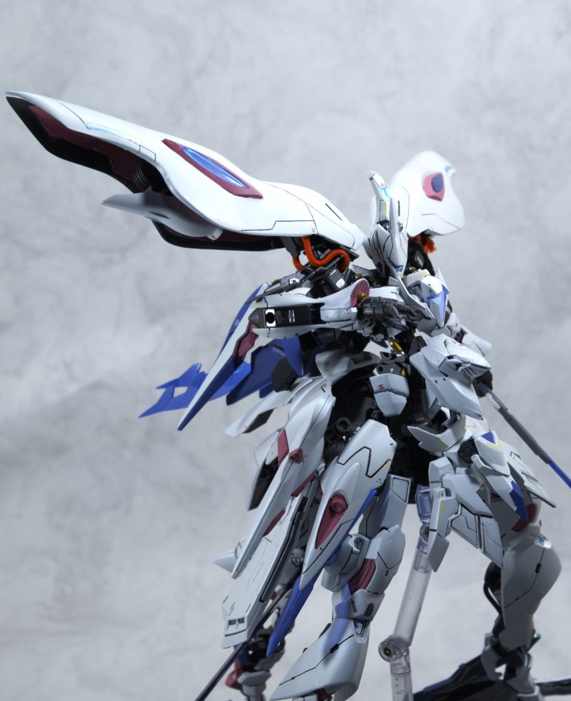 バインダーは跳ね上げ可能。バインダー下ろしていると、気持ち大鎧っぽくて太刀が似合います。