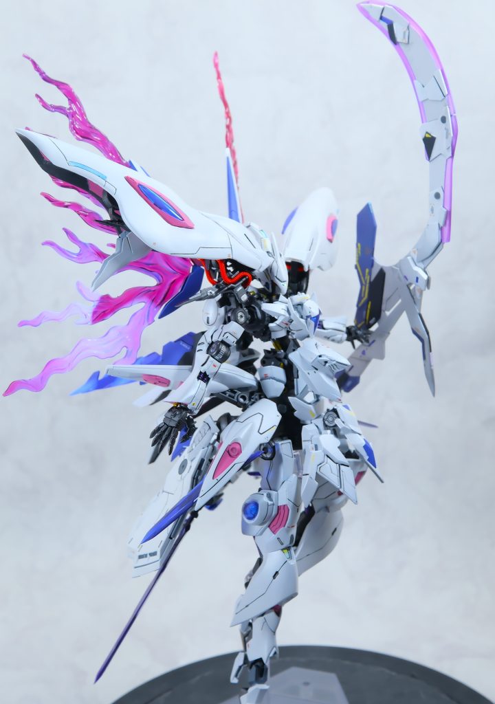 高機動モード。バックパックのバインダーを展開して、フレイムを放出。バルバトスなんかが、リミッター解除した時にカメラアイが赤く軌跡を残していますが、リアクターが倍なのでこれくらいやってもいいだろという遊びです。GNドライブもついてるし。