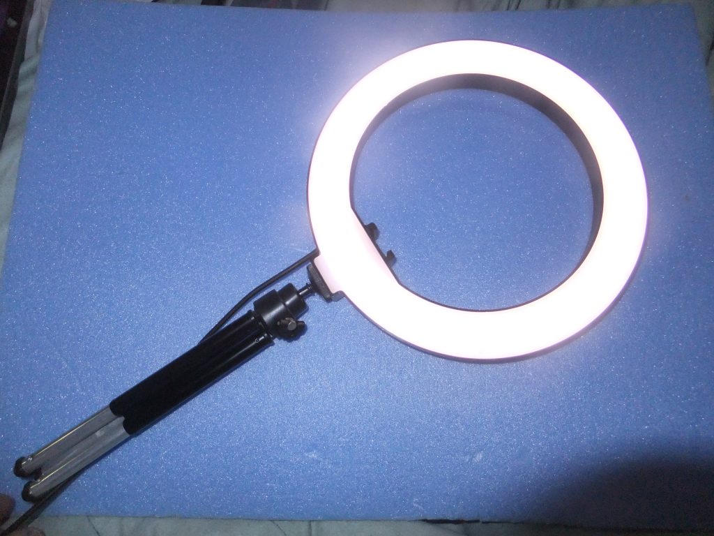 オマケ画像 ② 前回 商品名だけ紹介していた。「童友社 凄! プラモデル撮影用LEDライト」デス。価格は2500円程ですが 光の光量、色合いを手元スイッチで調整出来るので愛用しています。最後迄お付き合い頂きましてありがとうございました🙇