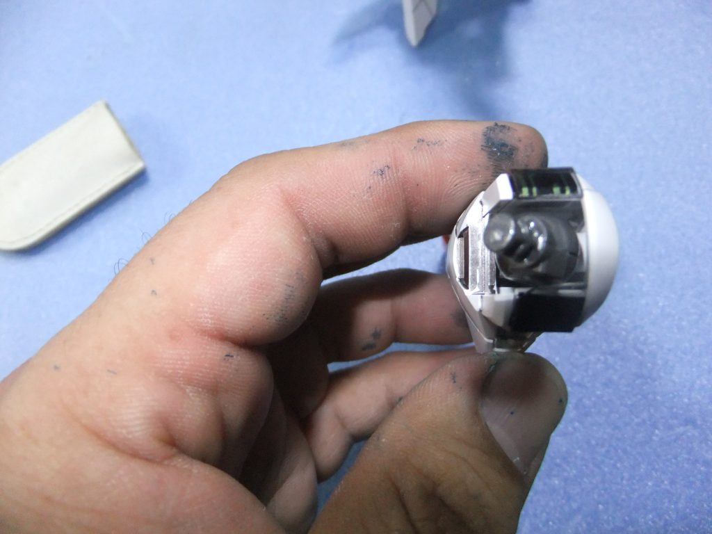 股関節の脚長加工の為クリアーパーツが鑑賞しているので?大胆にカットを行ってメイン画像のおとなしい可動域が(アピールショット2参照)のように開脚出来る迄改修しています💦