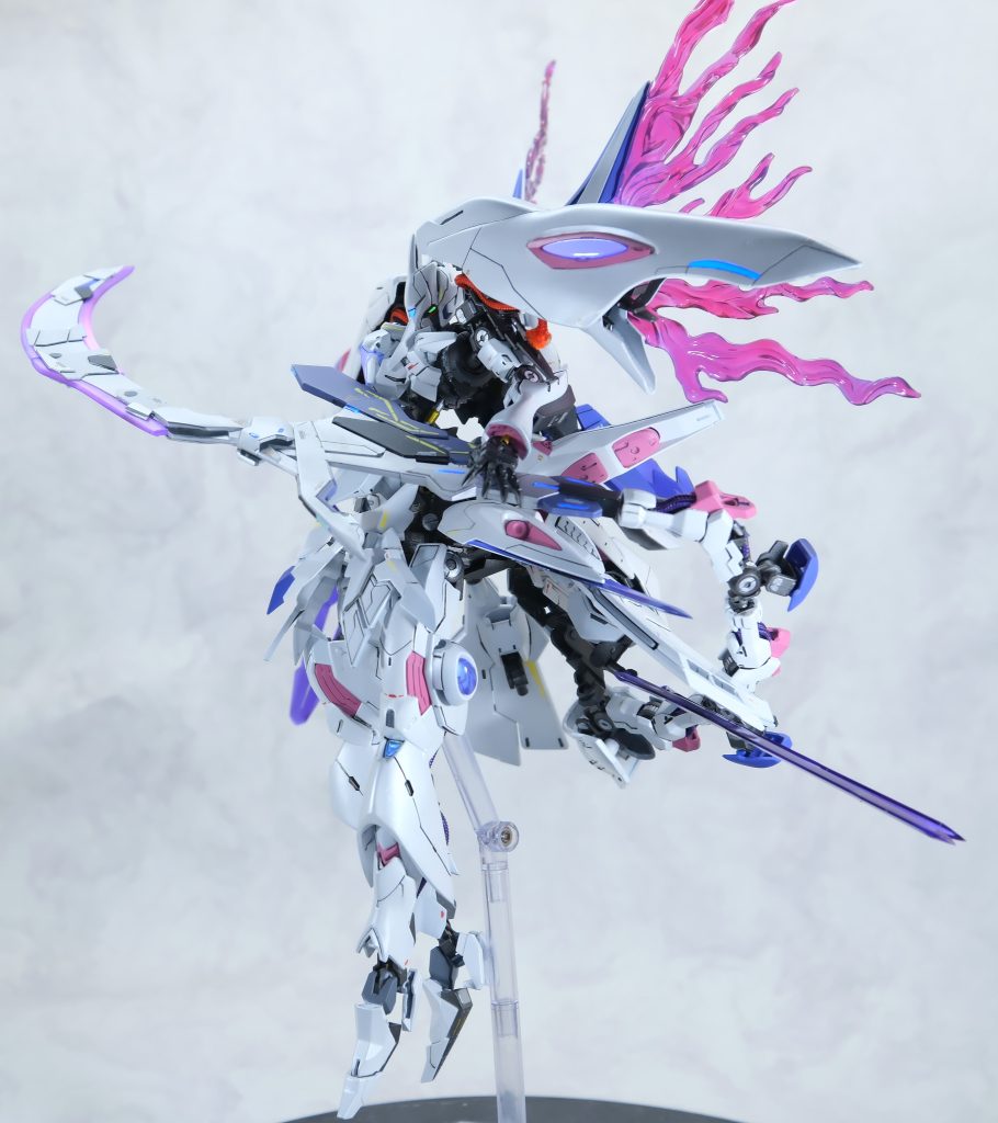 GNドライブ云々はミキシングを絡めたビルド的な設定で、ガンダムフレームとしての設定は冒頭の通り。ツインリアクター×2のクアッドリアクター方式