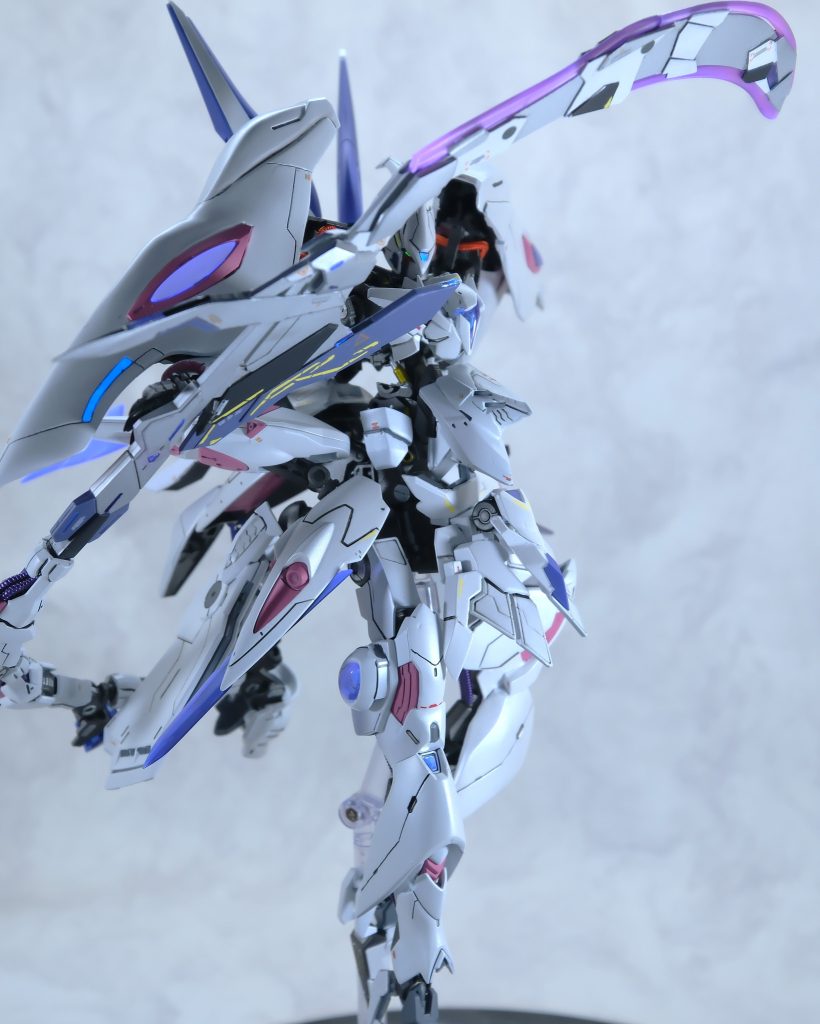 GNシザーリアクターと直結されている本機専用の武装。極めて大型であるという点のほか、リアクターから供給される大量のエイハブ粒子を刀身に供給、圧縮することが可能。圧縮されたエイハブ粒子はナノラミネートアーマーと接触すると、その粒子特性が分子構造に影響し、一時的に効力を弱める。要するに、対ナノラミネートアーマー特攻の大型曲剣ですね。