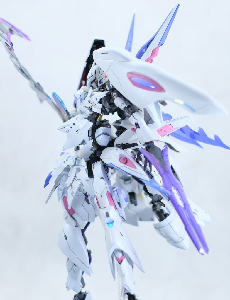 スカート内のソードは腕部に装備可能。