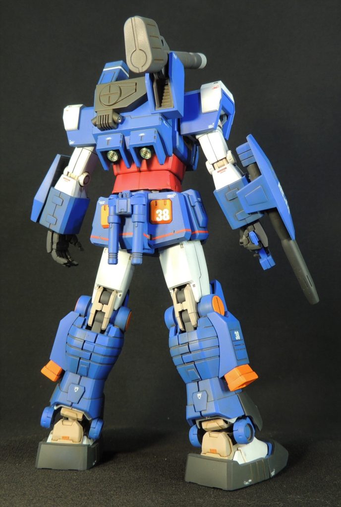 ランドセルのバーニアもハイキューパーツの金属製ノズルを使用しました。ジャンクパーツを使用して、腰部にビームサーベルラックを追加しています。