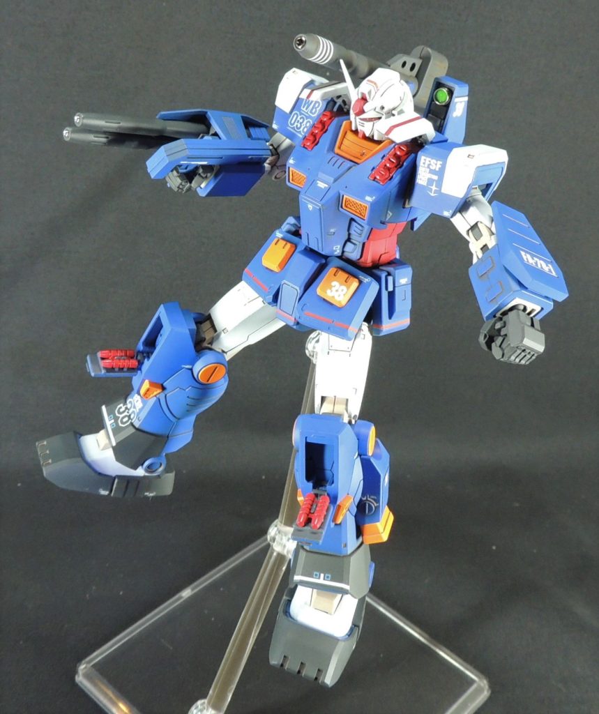 ホワイトベース隊に配備されているガンダムの増加装甲パーツという解釈で、右肩に「WB」のデカールを使用しました。