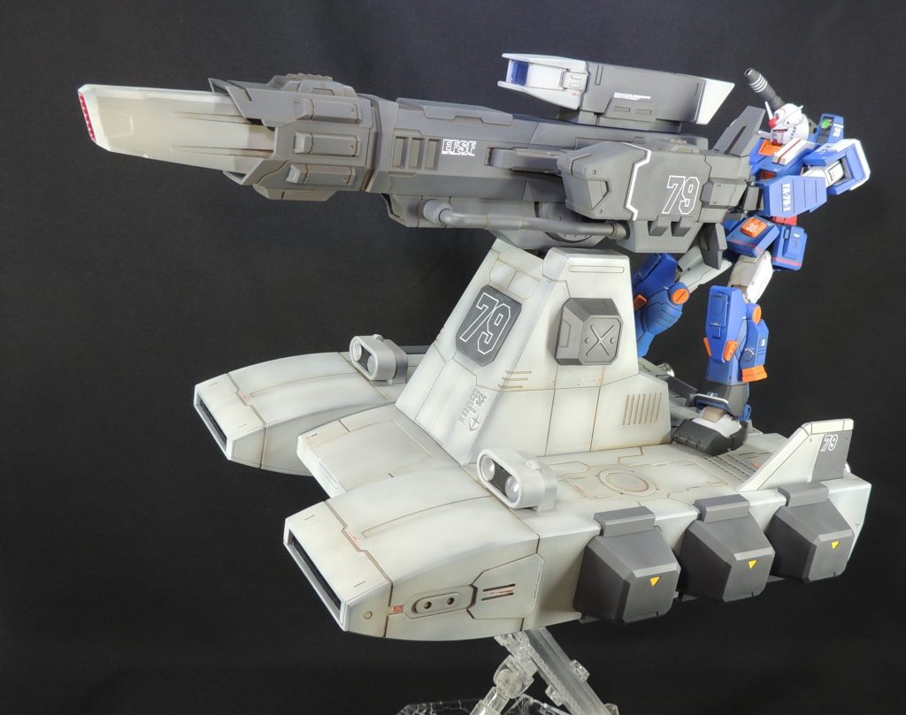 バストライナーにも搭乗可能です。色数を少なくしてミリタリーテイスト強めに仕上げたバストライナーと、明るめでヒロイックなカラーリングのFAガンダムとの組み合わせが好対照だと思います。