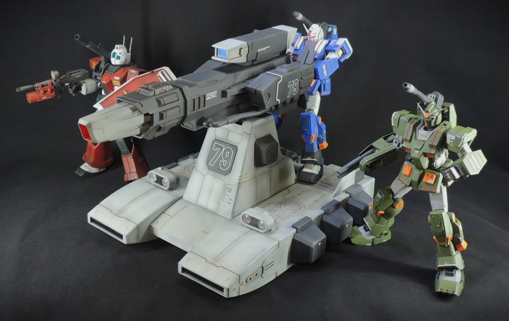 МSたちとバストライナーの大きさの比較です。1/144の同一スケールということもあり、搭乗するМSを変更してディスプレイを楽しんでいます。