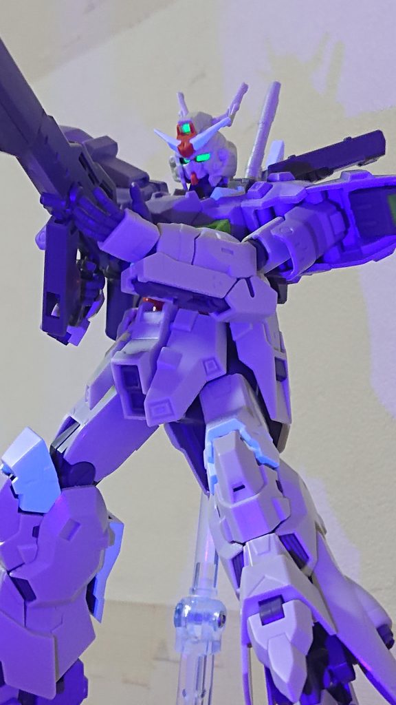 ステッカーが付いてない変わりに目のパーツがクリアーと蛍光で2拓式で蛍光を選びました✨