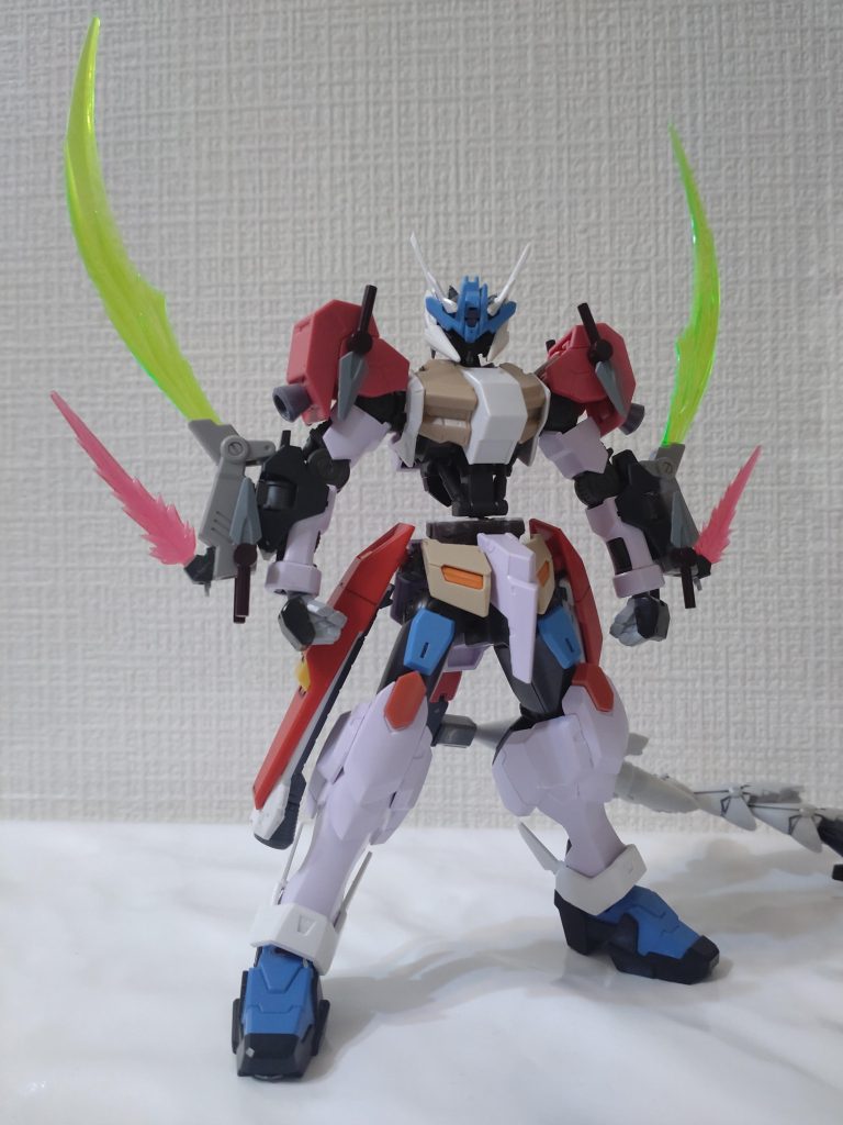 塗装前の状態。ベースはガンダム端白星をメインにヴィダール、グシオンリベイクフルシティ、AGE-3オービタル、ブルーフレームセカンドL、デスサイズ、RGデスティニー等10種以上のガンプラのパーツでミキシングしてます。頭はヴィダールをベースにトランジェント、リボーンズ、アルストロメリアのパーツで構成してます。