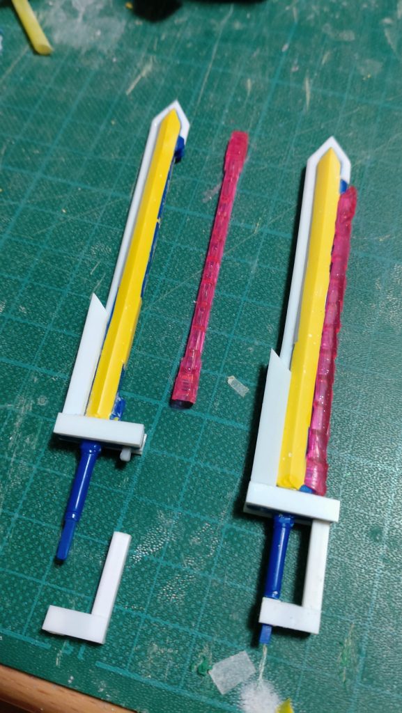 エクスカリバーはアロンダイトをベースにパテとプラ板を盛って作成。たぶんガンダム作品の中で1番好きな武装です。