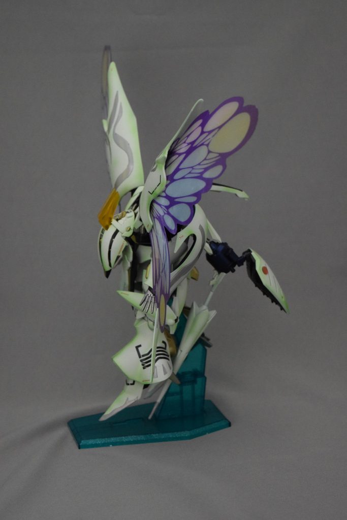 胸のパーツはバンシィのヘッドディスプレイの一部を月光蝶はROBOT魂の物だったと思います