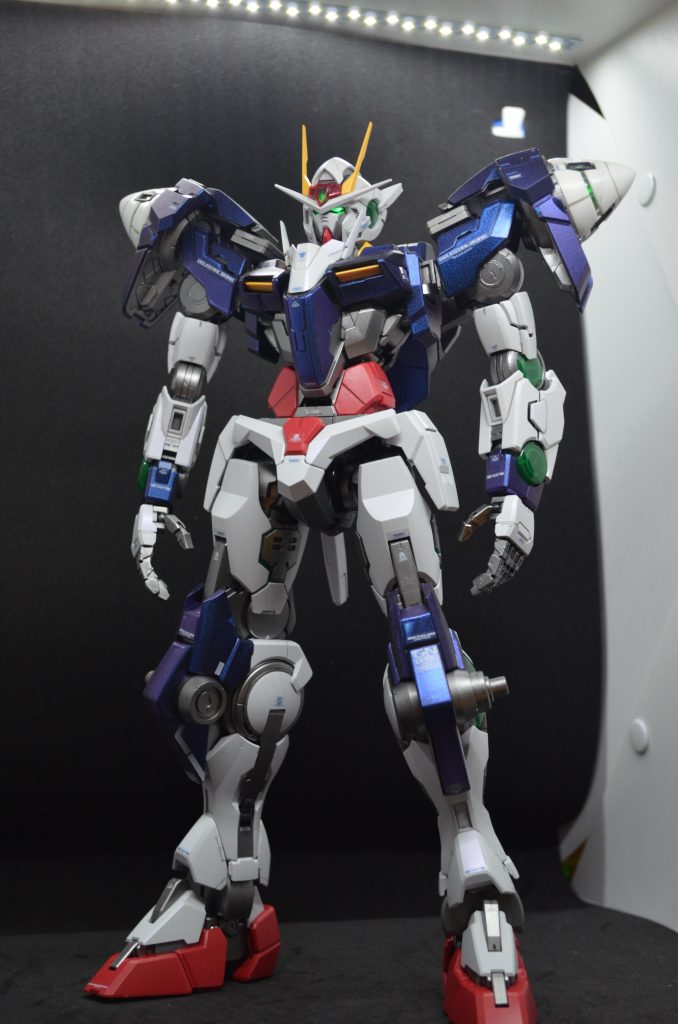 ダブルオーガンダム本体。大型キットなので偏光塗料が複雑な色を演出してくれます。