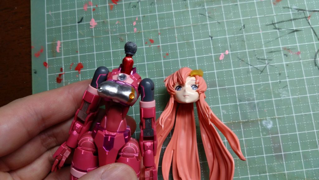 制作過程を記録していなかったので、この場を借りて頭部接続の説明を。余っていた30MSの首ジョイントに、余ったPC-7を接続。適度な大きさに削ることで頭部の接続を実現。また、これにより元々のFRSラクス・クラインのボディに頭部を戻すことも可能となった。ちなみに胸部パーツはジャンクパーツをパテで接着した。