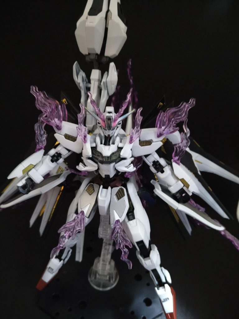 内部に蓄積したデータストームを排出する時の現象がまるで炎が吹き出すように見える(設定)ビーム武器としても使える(設定)