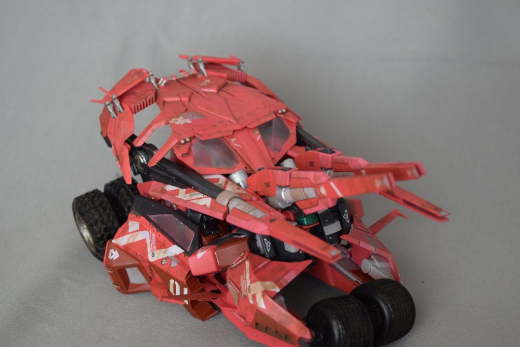 HGリボーンズガンダムキャラホビで購入したHJのリボーンズガンダムオリジン改造キット海洋堂のバットモービルのタンブラーのレジンキットを使用しています。