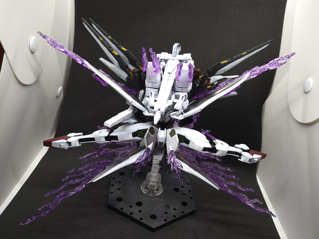 一応ゴーストガンダムが可変機なので、肩アーマにネオジム磁石をつけて組み換え変形で頭はどうしようか悩みましたが、いい案が思い浮かばずボディーに入っている設定で取ってあります。蜃気楼鳥(ミラージュワゾー)