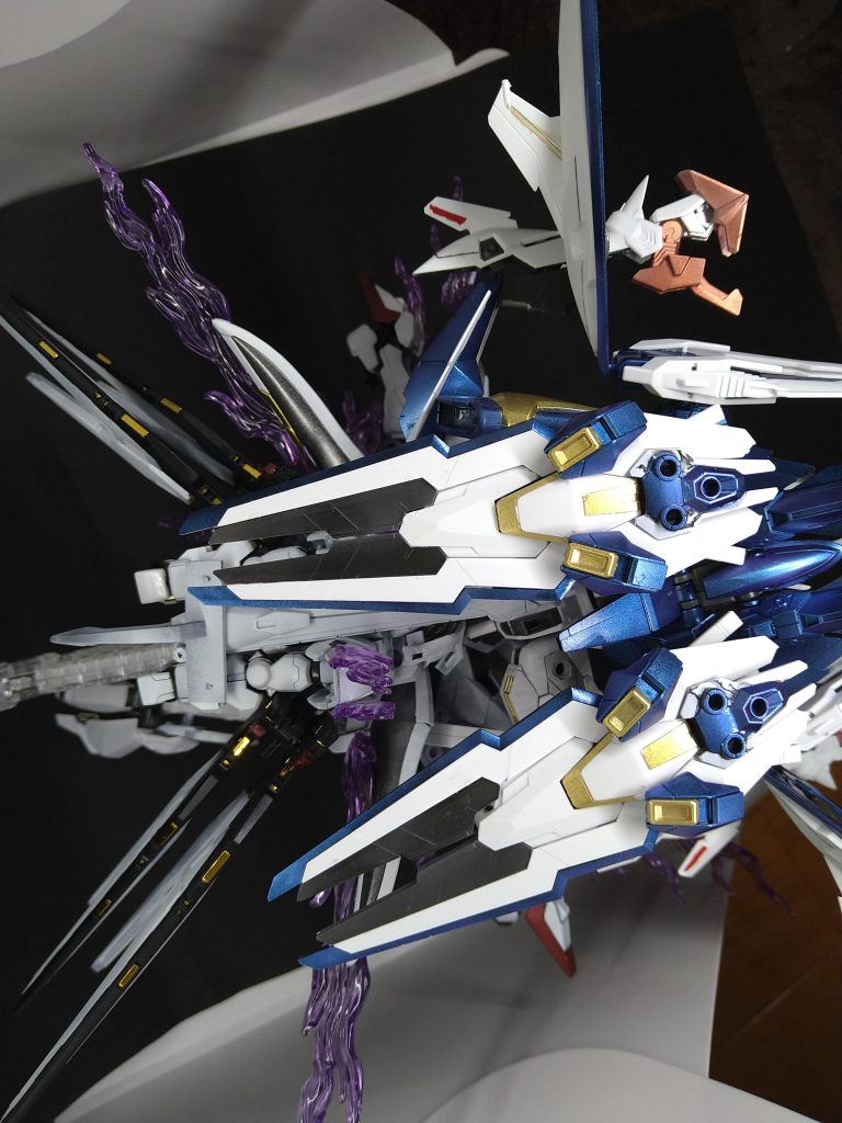 前に作ったリバイエルガンダムとキャリバーンファンタズマの合体です。超高速巡航形態です。リバイエルのスタンド穴からランナーで伸ばして先にネオジム磁石、キャリバーンのお腹の部分にネオジム磁石をつけています。