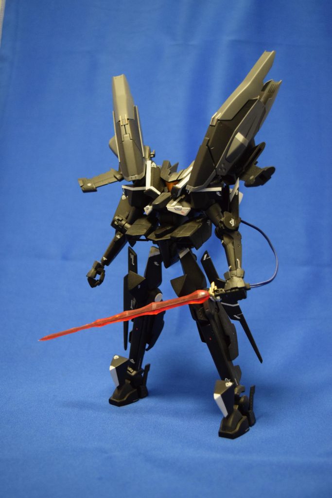 サーベルにドライブを回すことで推力がバラバラになるなら、いっそブースター追加しちゃえという脳筋脳内設定。HJの1/144フラッグ改造作例を1/100スケールでパクリました。