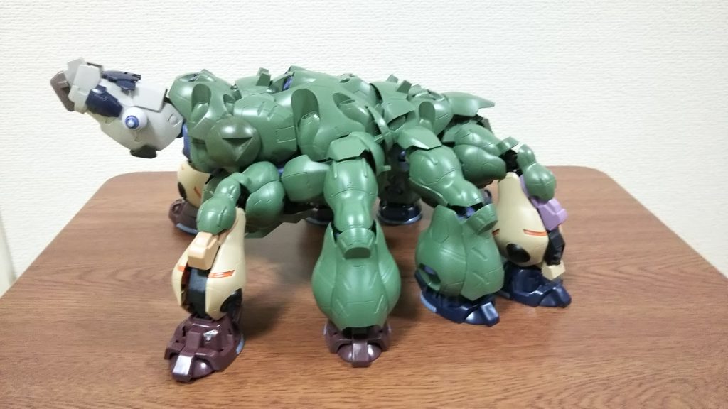 1/100と1/144のグシオンのボディをベースにこれでもかってくらい脚を取付け。なにかのジャンクパーツを首として伸ばす。足首はすり足をイメージしてドムトローペンを採用。