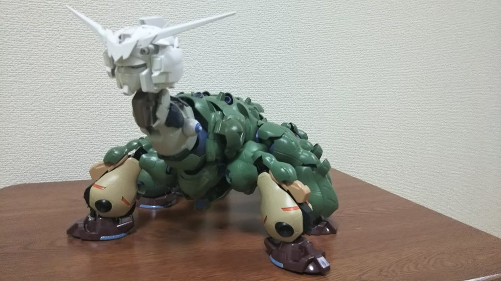 ガンダムヘッドは昔ホビー雑誌の付録でついていたユニコーンガンダムヘッドを分解し、それっぽく組みなおし。