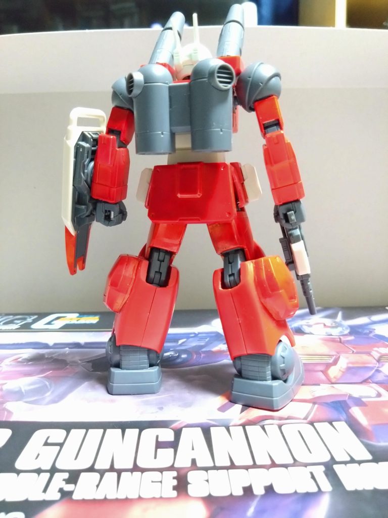 胴体はキャノンの接続部をはめ込めるよう上面を一部切断して接着。肩は腕との干渉する部分を切断してそのまま付けています。手首はガンキャノンの接続パーツを埋め込めるように、陸ジムの関節フレームのジョイントを切断してスペースを確保。後はガンキャノンのパーツの干渉部分を削除して隙間をパテで埋めました。