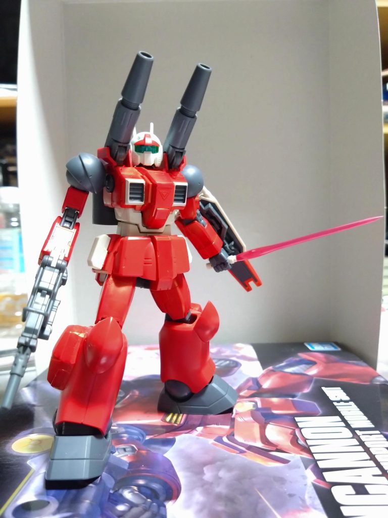 フロントアーマーとサイドアーマーはガンキャノンのものを使用。フロントは軸の部分を短くなるよう切断して再接着、サイドはマガジンの接続基部を陸ジムから流用しました。脚は膝下をガンキャノンの物に差し替え。内側や太ももの干渉する部分を削除して、陸ジムの膝関節をそのまま使用。結果として頭半分ほどガンキャノンに比べて小さくなってしまいました。また、側面に陸ジムのサーベルラックを接着。こちらも干渉部分を削除して隙間をパテで埋めてあります。