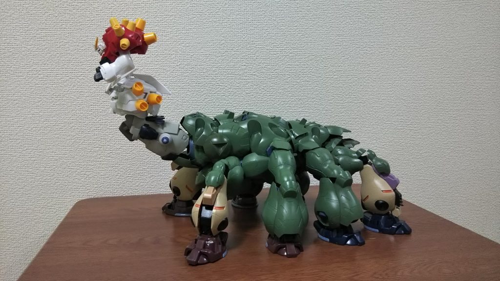 旧キットデビルガンダムを乗っける。