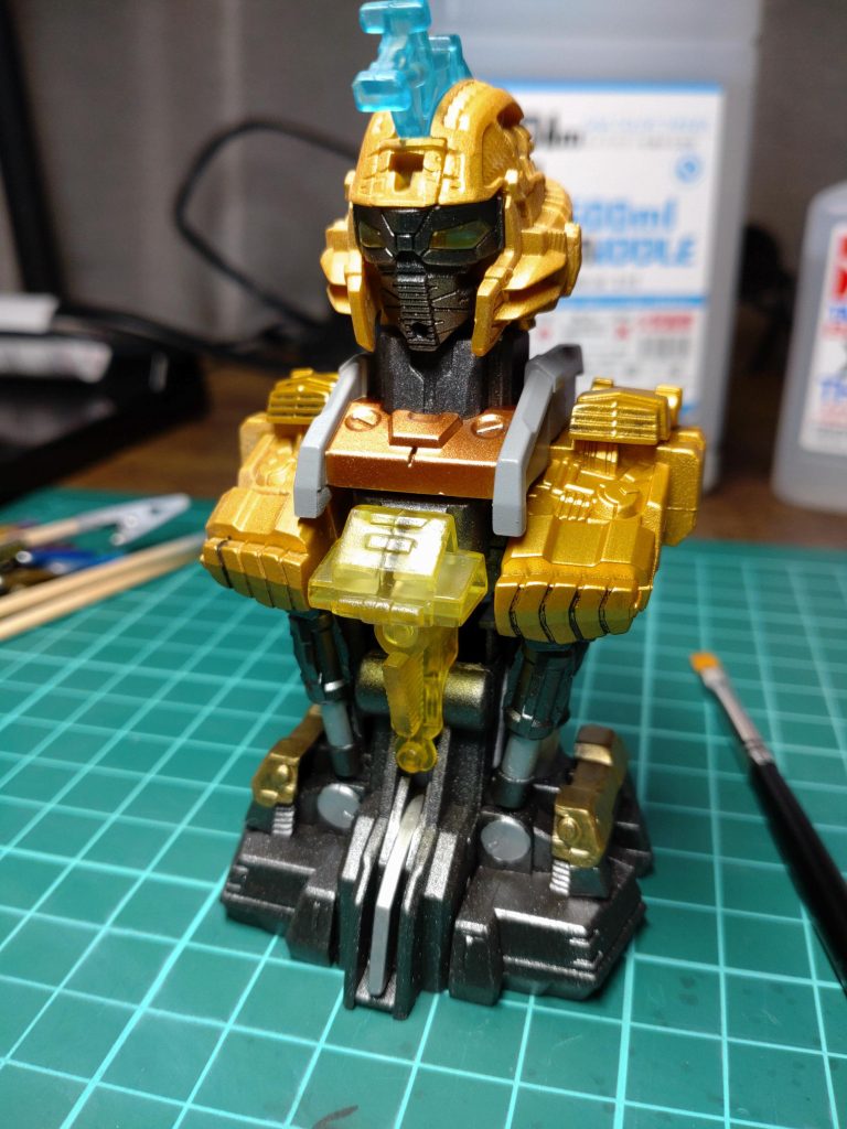 内部ユニットはスターブライトアイアンとスターブライトゴールド、首元はカッパーで塗装。それ以外はアクセントに台座部分を少し塗り分けた程度です。