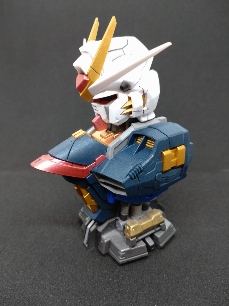 今回は塗装とスジの彫り直しだけで、色味もオリジナル重視にしています。