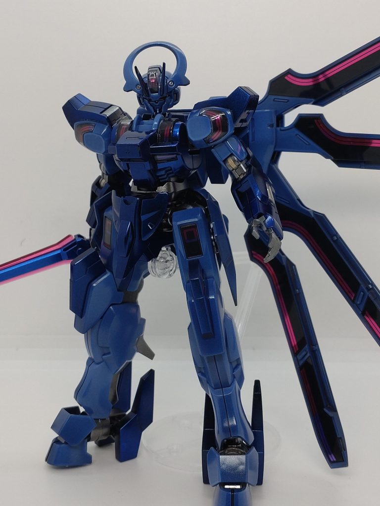 下地にブラック、その上にサファイアブルーを吹いてます。最初は全身サファイアブルーでしたが、さすがにアクセントが無さすぎたので成形色だとホワイトだった部分をクリアーホワイトで色味を抑えてみました。