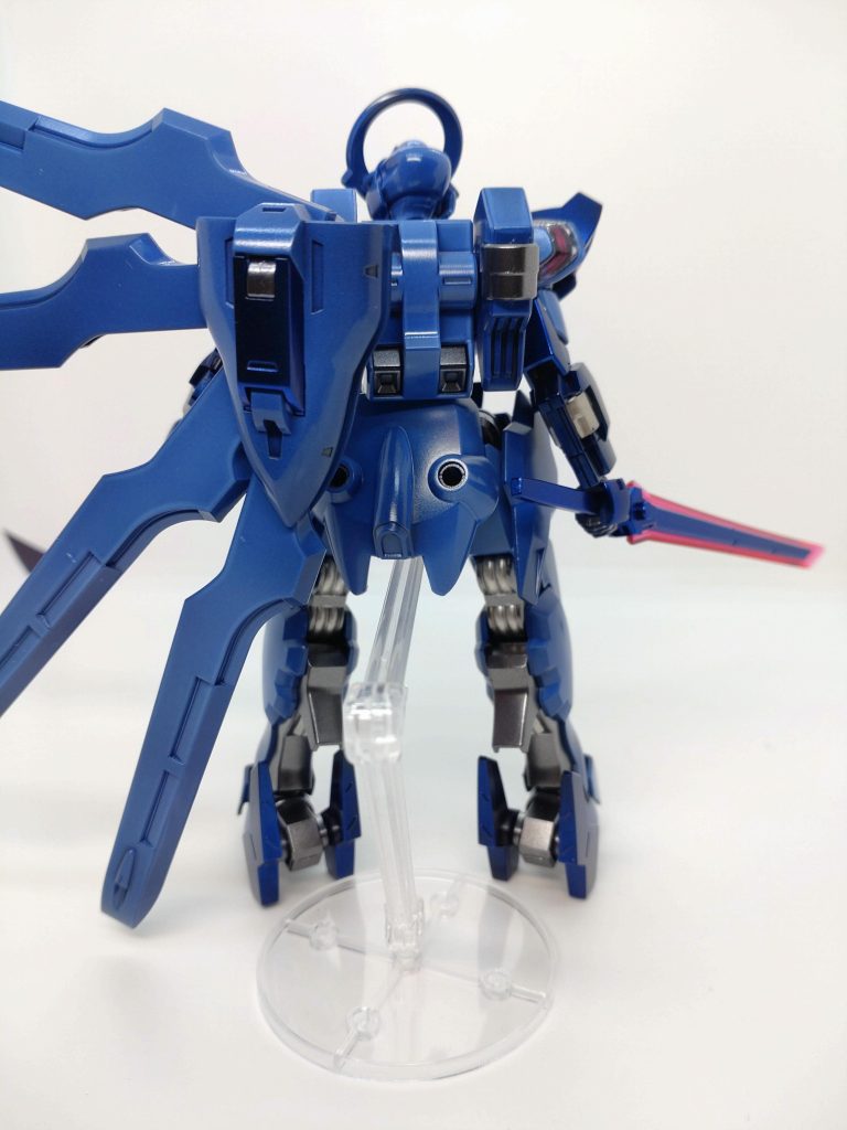 背中のガーディアンが重いのか、自立できないので余ってた何かの部品で支えてます。クリスタルカラーはすごくキレイな色なので気に入りました。ルビーレッドも買ったので何かに使いたいと思います。