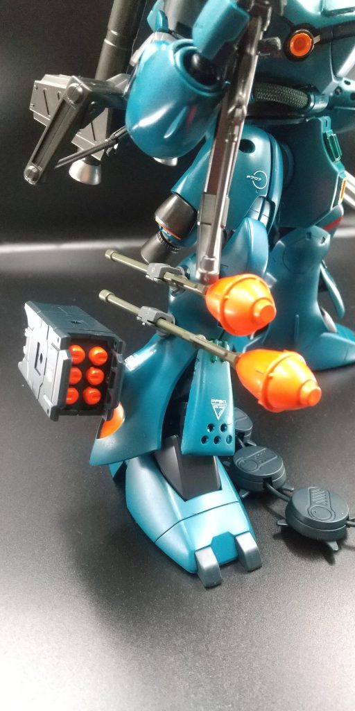 こちらにもミサイルポッドを追加、さらにロケットランチャーを反対側から持ってきて２基にしました。