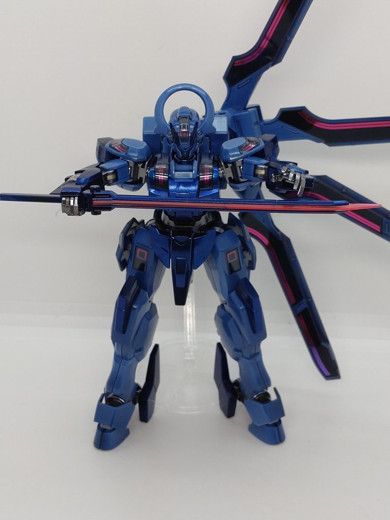 少し厚塗りになってしまったため、あまり動かすと擦れて塗装が剥げるのでポージングがあまりできません…