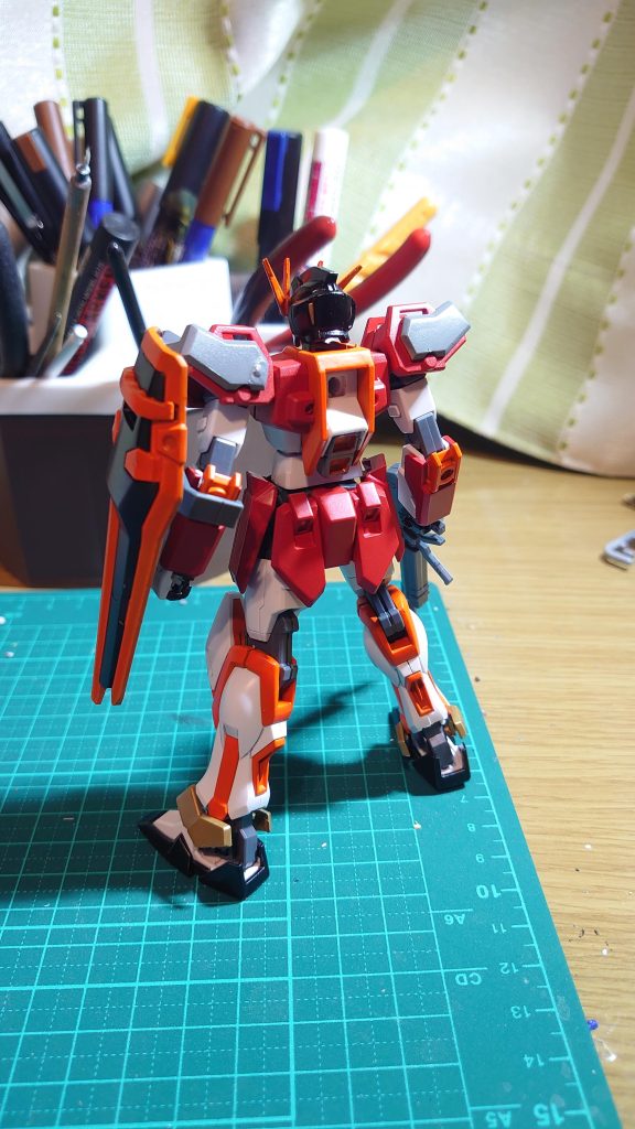 リア。背中のバーニアも別パーツにしてくれれば、楽だったろうに…