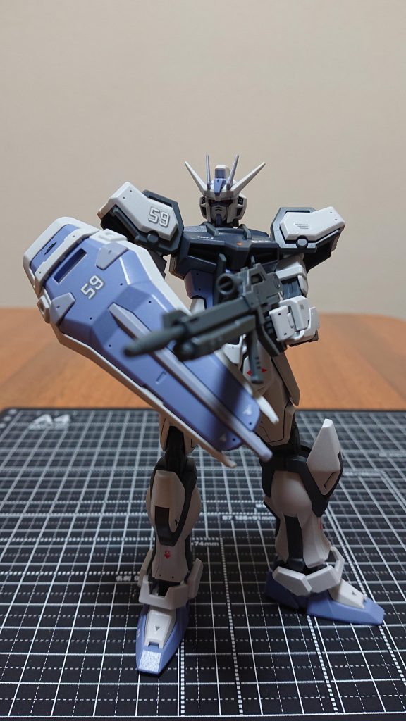 最後にポーズをとって一枚。複雑な機体も格好いいですけど、シンプルな機体もいいもんですね。閲覧ありがとうございました。