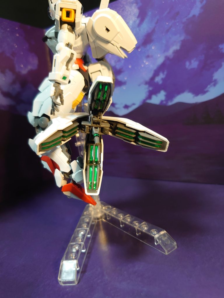 バリアブルロッドライフルの末端、クアドラスラスターのメタルシールの上からレジン流し込んでます。艶が出るので、キレイなキット作成時によくやります。今回は、少し流しすぎた気もします。