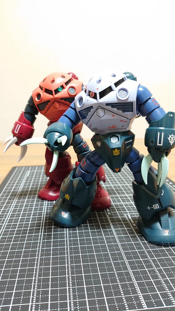 量産型のほうが後に作ったので若干デカール多目です。