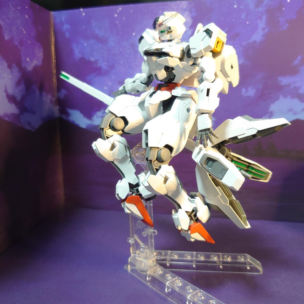 照明はデスクライト。普段使わない常夜灯モードにしたら、夕焼けっぽい感じになりました。