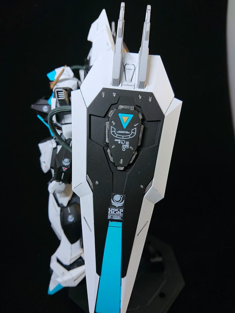 バインダー。配色を大きく変えたことで色味的に使えないディティールもあったので、シールの貼る場所を少し変えています。