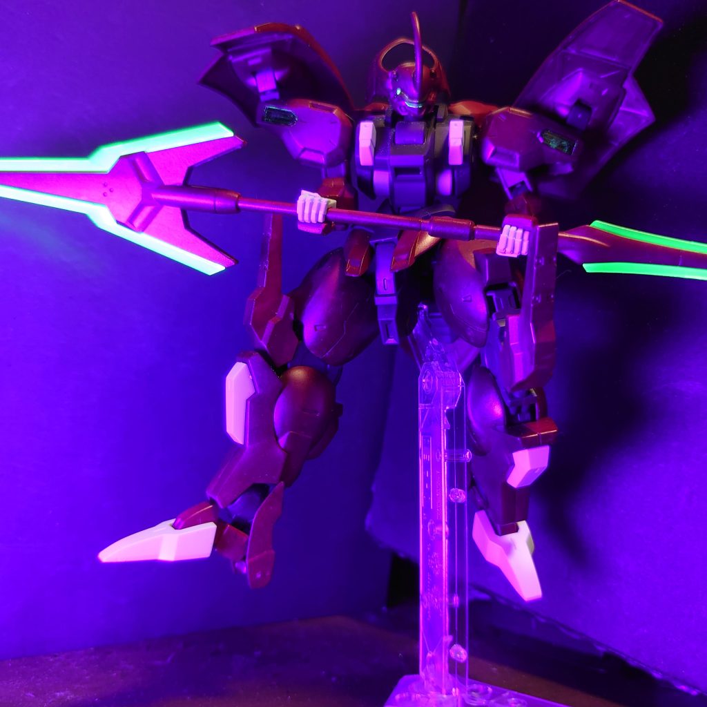 右肩、透明プラの上から塗布。左肩、透明プラを外し、シール上に塗布。フェイス、バイザー部のシール上に塗布して、乾燥後拭き取り。