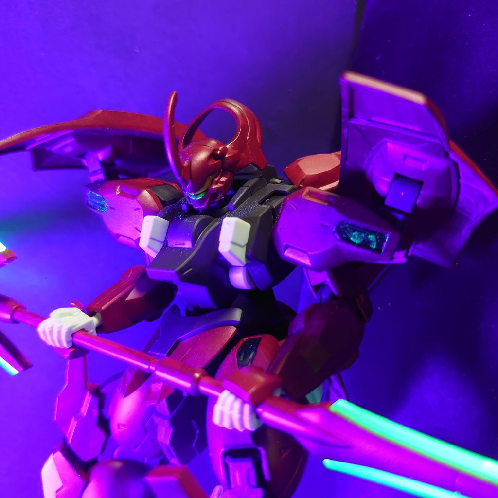 インクの「UVに反応する微粒子が入ってる」という特性から、ご覧のムラっ気ある有り様…。塗布時はムラないようにしたけど、乾燥時に偏ったみたいです…。しかも、定着しなかった微粒子が散ってる有り様。文具用を流用っていうのに無理ありましたね…。唯一、フェイス凹部に溜って発光する粒子に可能性を見たような…。