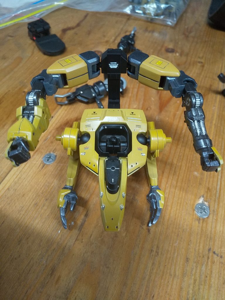 背中の異次元オーパーツw「グリプス戦役の可変機開発祭りの時にボツになった試作機が、廃棄されるハズの所を例のニナの横流しルートに乗ってきた」という設定ならなんとかいけるんじゃないかとw (エルフ・ブルックは可変機)サブアームはバウの太ももと、HGIBO ガンダムフレーム４。前線を退いた旧ザクが整備機になり、更に年月が経ってから追加された装備と想定して、ザク本体は塗装剥がし＆ウェザマスの後に更にウォッシング(ブラウンとホワイトで２回)して念入りに汚したのに対し、“背負いモノ” は塗装剥げ無し。軽いウェザリングのみでヤレ加減に差をつけてみる。