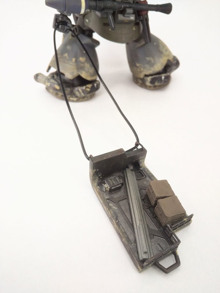 オーストラリアという軍事的辺境の地であるるが故、連邦正規軍と戦闘になるようなことは滅多に無く、連邦軍からの脱走兵が野盗化した集団から近隣の友好的な街を守る事が主である。(グリプス戦役後、元ティターンズ将兵の多くがトリントンへ左遷された)野盗撃退の他にも、重機として労働力を提供したり、乾季には遠く離れた水源へ水を汲みに行ったり(地上ではあまり使う機会の無いプロペラントタンクを流用)、代わりに貰った農作物を基地まで運んだり、戦闘以外にもMSの仕事は有る。何年もそんな事を続けているうちに、古いシールドを使った運搬用ソリなどという物も生まれた。「若ぇヤツはそんな雑用仕事は嫌がるがなぁ、中尉はそういうのも色々工夫するのが好きみてぇで、このソリも中尉のアイデアだったんだぜ。…ま、あっちの街にオンナでも居るのかもしんねぇけどな、カカカ!」